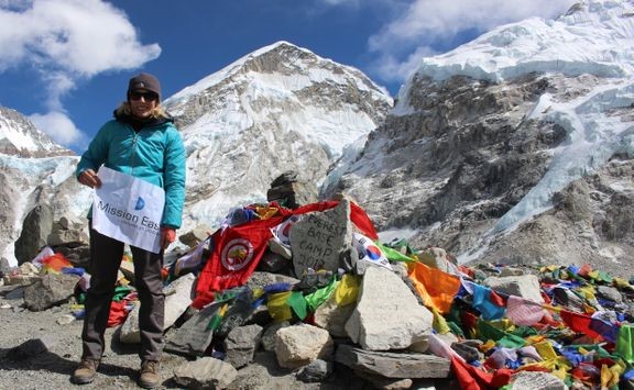 Lizz klatrede op ad Mount Everest for Mission oest 