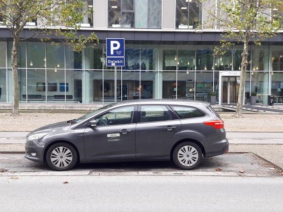 En restriktiv parkeringspolitik fremmer delebiler i oerestaden 